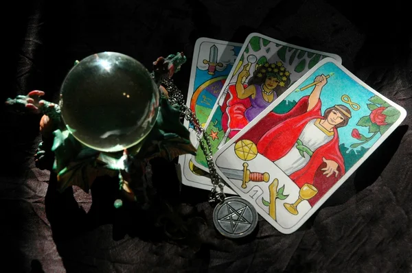 Tarot kartları ve kristal küre — Stok fotoğraf