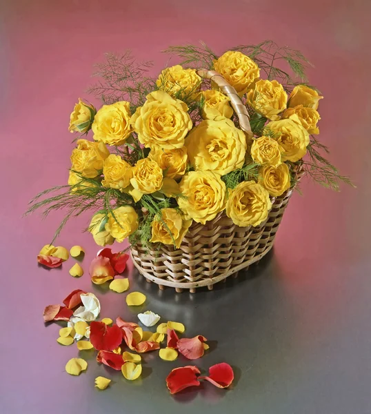 Basket with roses — Stock Photo, Image