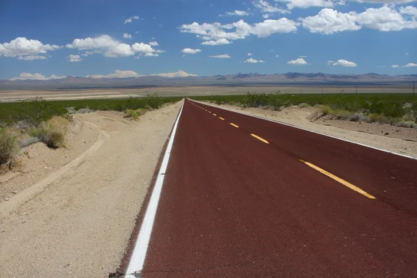 Довга дорога через пустелі Мохаве — стокове фото