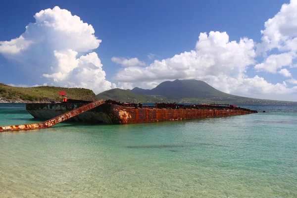 Barcaza naufragada en la bahía de Majors (San Cristóbal ) — Foto de Stock