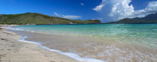 Playa aislada en Saint Kitts — Foto de Stock