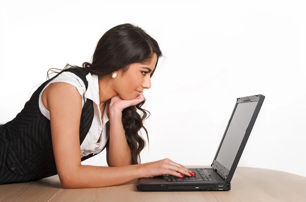 Beautiful girl focused on her computer — Stock Photo, Image