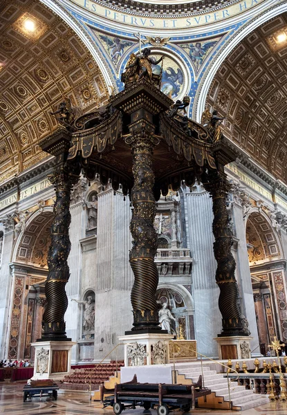El altar papal en la iglesia de San Pedro — Foto de Stock