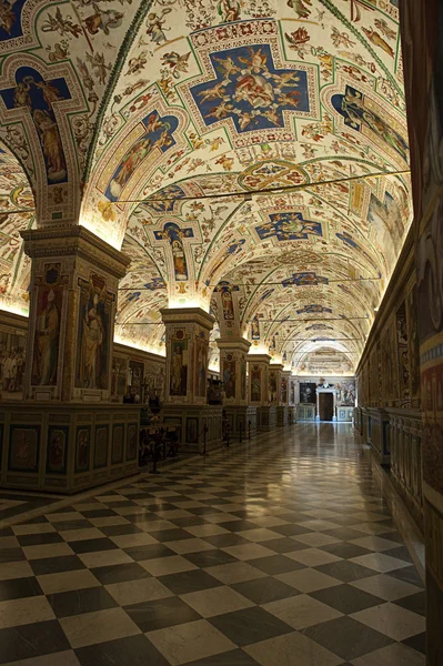 一个视图到许多美丽的房间在梵蒂冈博物馆之一 — 图库照片