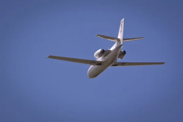 分離した青ビジネス飛行機 — ストック写真