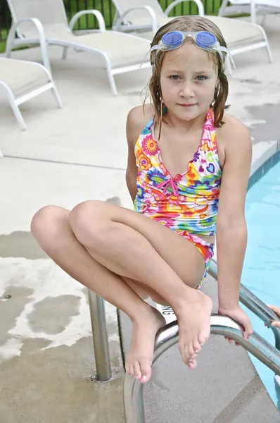 可爱的女孩在游泳池 — 图库照片
