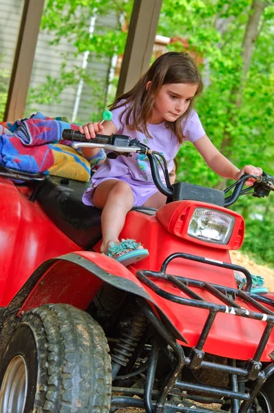 Ung flicka på en 4-hjuling atv — Stockfoto