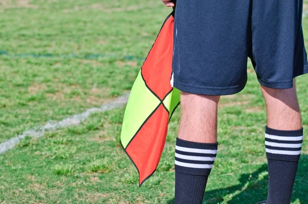 Arbitre de football avec drapeau — Photo