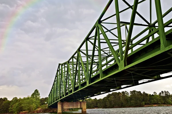 水路の緑橋 — ストック写真