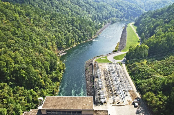 Elektrárna a řeka — Stock fotografie