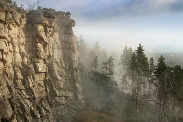 Bir sabah ormanda güzel rock — Stok fotoğraf