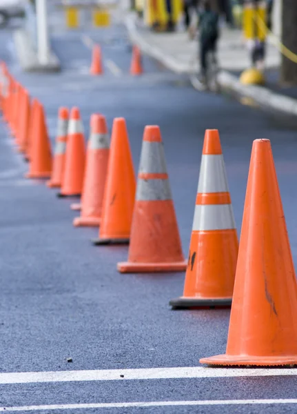 Cones em uma rua que simboliza limites — Fotografia de Stock
