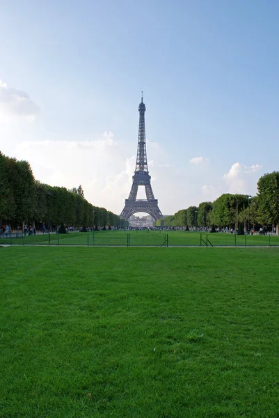 Champ de mars und der Eiffelturm im Hintergrund — Stockfoto
