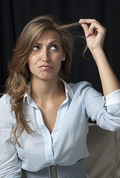 Kvinna frustrerad av hennes hår tillstånd — Stockfoto