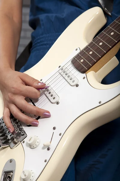 Jonge vrouw wit elektrische gitaar spelen — Stockfoto
