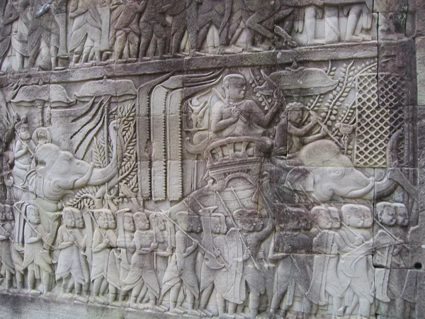 Камбоджа, рельєфи в храмі Байон — стокове фото