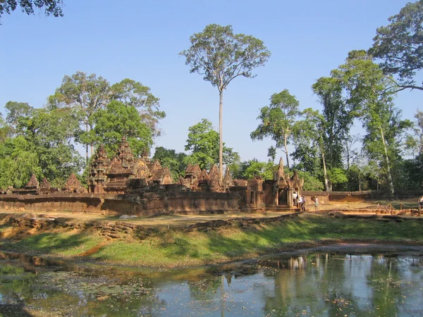 Camboja, templo budista sobre um reservatório . — Fotografia de Stock
