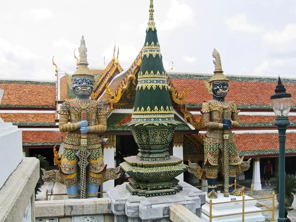 Thailand, bangkok, Koninklijk Paleis. standbeelden van demonen bij een tempel. — Stockfoto