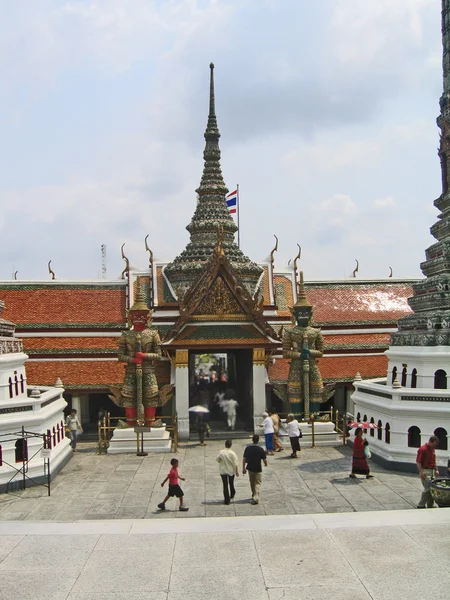 Thaiföld, bangkok, a királyi palota. a démonok a templom szobrai. — Stock Fotó