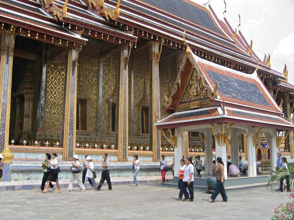 Tailândia, Banguecoque, palácio real. Modelos em território . — Fotografia de Stock