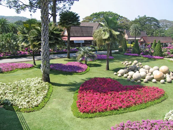 Thailand, pattaya. en botanisk trädgård i nong nuch. — Stockfoto