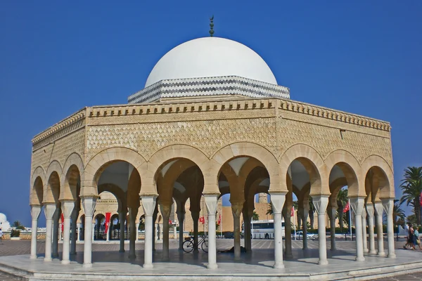Moskén i ensemble av mausoleum av burgiby i staden monastir — Stockfoto