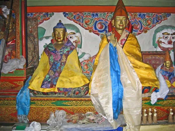 Ladakh, Inde, statues religieuses dans un monastère à propos d'un leh . — Photo