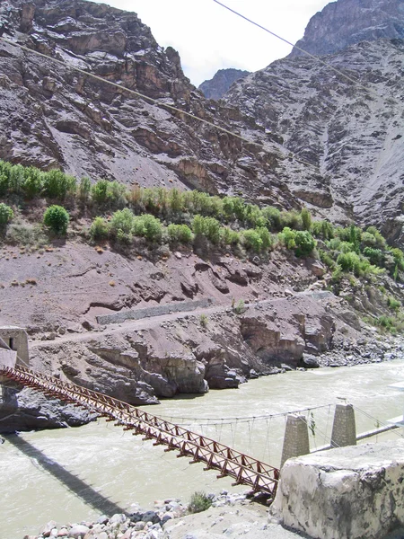 The bridge through the river Ind, in mountains of Ladakh, India. — Stock Photo, Image