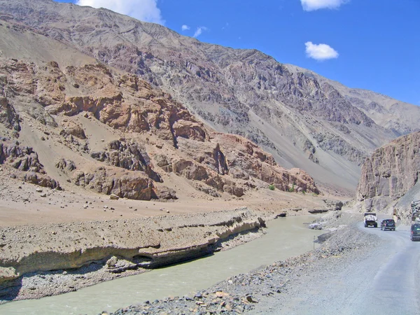Ind vallei van de rivier, in de bergen van ladakh, india. — Stockfoto