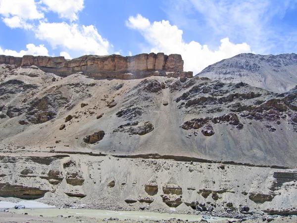 Ind vallei van de rivier, in de bergen van ladakh, india. — Stockfoto