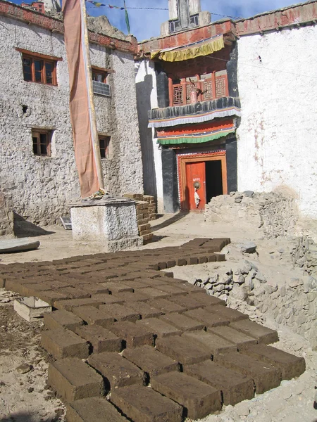 Ladakh, Indien, kapital leh, tillverkning av tegelstenar för att bygga — Stockfoto