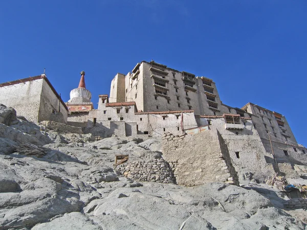 Ladakh, india, hoofdstad leh, het huis in een rots. — Stockfoto