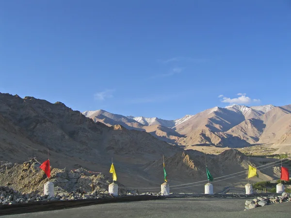 Ladakh, india, hoofdstad leh, een bescherming met tags tegen bergen. — Stockfoto