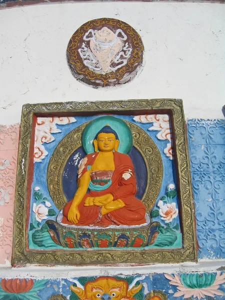 Ladakh, india, hoofdstad leh, religieuze percelen op mortel shanti. — Stockfoto