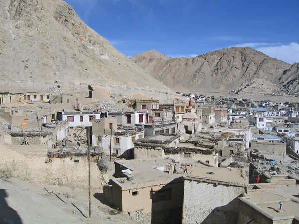 Ladakh, Indie, druh kapitálu leh a okolní hory. — Stock fotografie