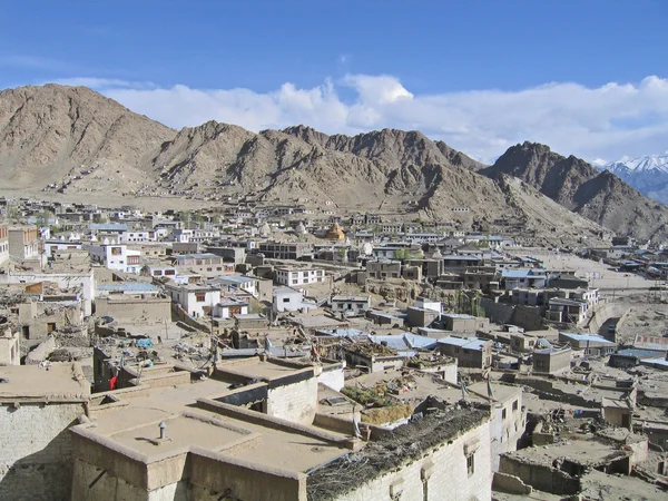 Ladakh, indien, eine art auf kapital leh und berge, die es umgeben. — Stockfoto