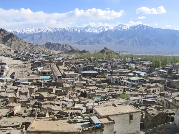 Ladakh, Ινδία, ένα είδος κεφαλαίου leh και τα βουνά γύρω από αυτό. — Φωτογραφία Αρχείου