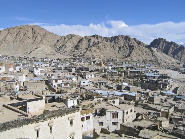 Ladakh, Indien, en sort på kapital leh och bergen som omger det. — Stockfoto
