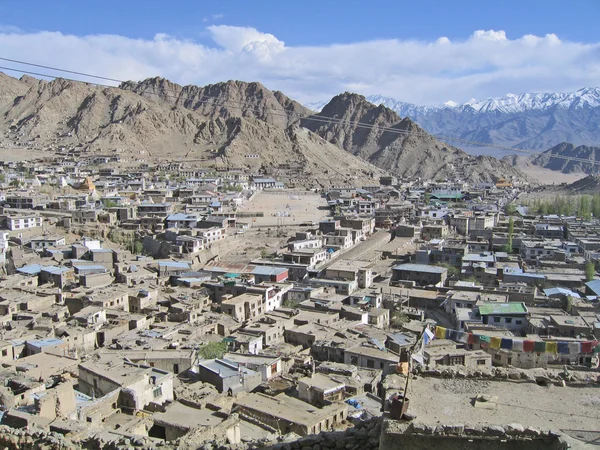Ladakh, Indie, druh kapitálu leh a okolní hory. — Stock fotografie