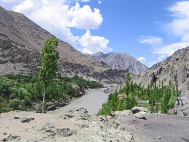 Ladakh, Hindistan, nehir dağlarda ind.