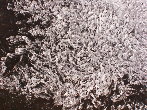 Close-up van ijskristallen op de rivier bank. — Stockfoto