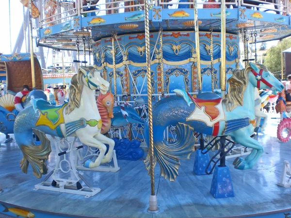 Rotonda da bambini con animali marini in territorio una zoomarina — Foto Stock