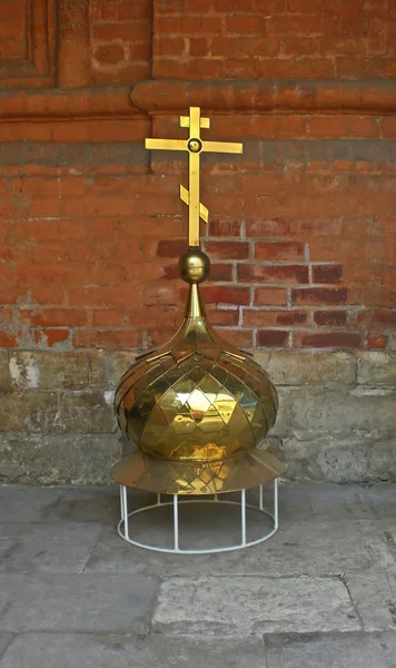 Cupola con una croce in un tempio di Altamente Petrovsky monastero, Mosca — Foto Stock