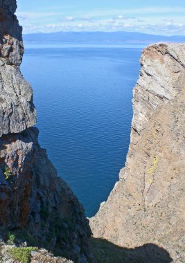 Rocky Baykal Gölü kıyısında ada olkhon, Rusya Federasyonu