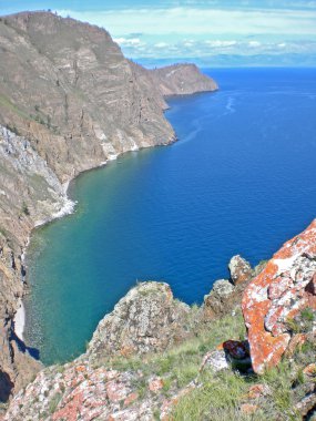 Rocky Baykal Gölü kıyısında ada olkhon, Rusya Federasyonu