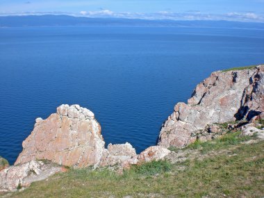 Rocky Baykal Gölü kıyısında ada olkhon, Rusya Federasyonu