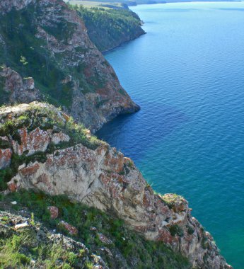 kıyıya ada olkhon, Rusya üzerinde Deniz Baykal kaya