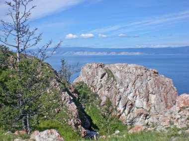 Rocky Baykal Gölü kıyısında ada olkhon, Rusya Federasyonu