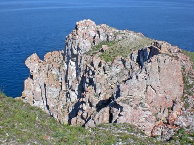 kıyıya ada olkhon, Rusya üzerinde Deniz Baykal kaya