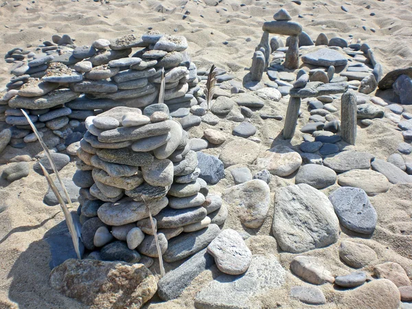 Children constructions from stones on lake Baikal, Russia — Stock Photo, Image
